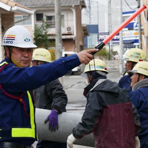 愛媛県を中心に交通インフラを守る警備事業。道路や駐車場、公共施設への警備を行う。